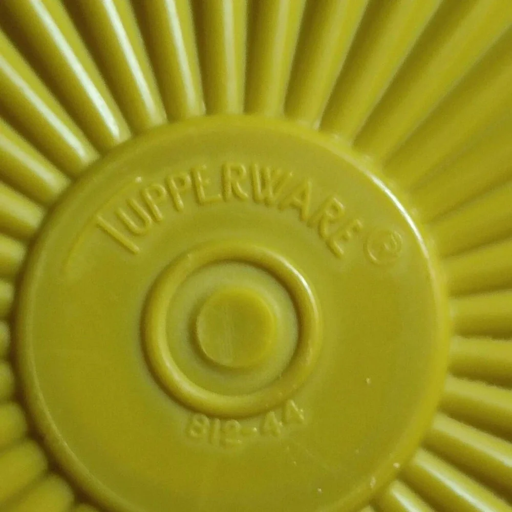 Tupperware Vintage Servalier Sunburst Lids Set of 4 Yellow Green 812-41 812-43